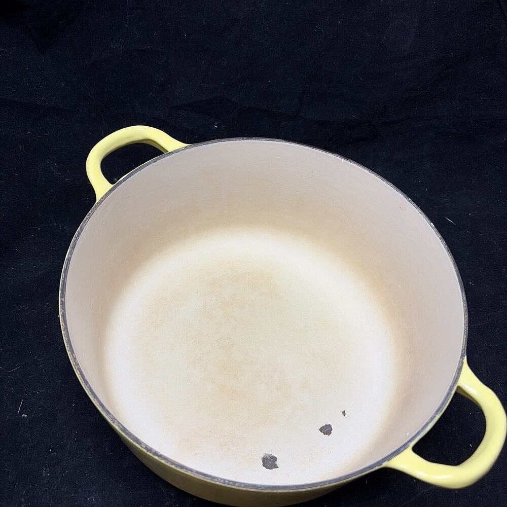 Vintage 1950’s Le Creuset 4.5 qt Yellow Enameled Cast Iron Dutch Oven “E” Chip - Picture 12 of 12